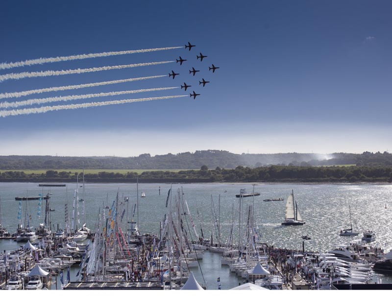 Red Arrows show-stopping display thrills visitors at the Southampton Boat Show
